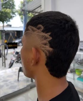 Diseño freestyle con líneas en el costado