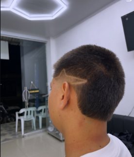 Buzz cut con diseño